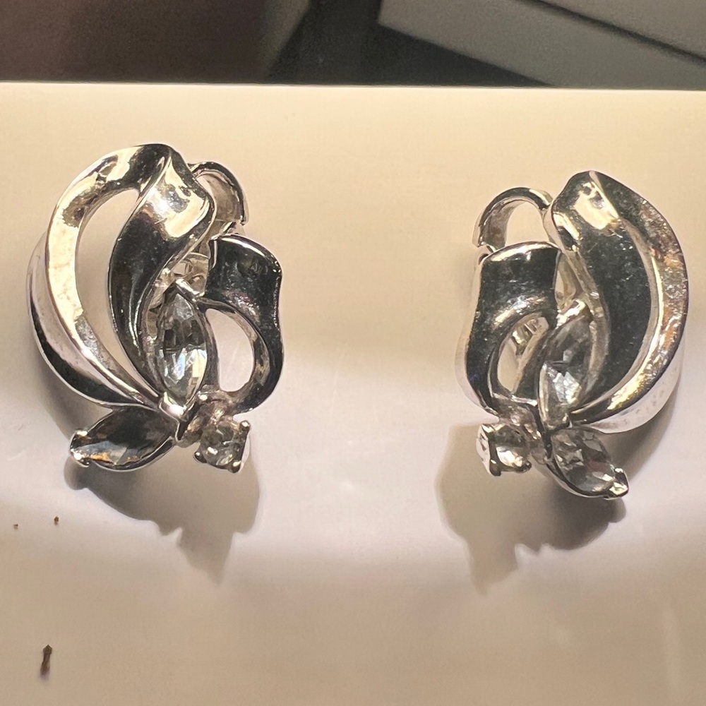 Vintage Trifari princess earrings clip on